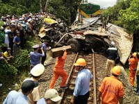 Khởi tố nhân viên gác chắn vụ tàu hỏa tông xe tải