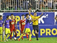 Hà Nội FC bị phạt nặng sau sự cố ở sân Pleiku