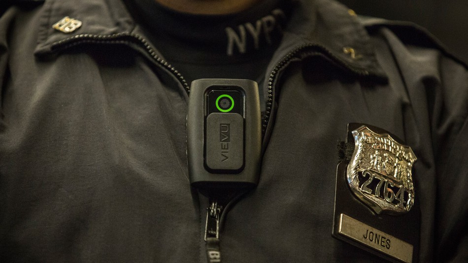 Camera đeo người bỗng nhiên bốc cháy, cảnh sát New York lo ngại - Ảnh 1. Camera đeo người bỗng nhiên bốc cháy, cảnh sát New York lo ngại - Ảnh 1.
