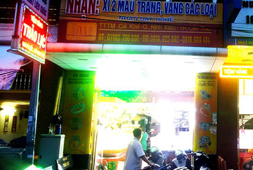 Tiệm vàng đổi 100 USD bị khám xét, thu giữ kim cương vàng bạc - Ảnh 1. Tiệm vàng đổi 100 USD bị khám xét, thu giữ kim cương vàng bạc - Ảnh 1.