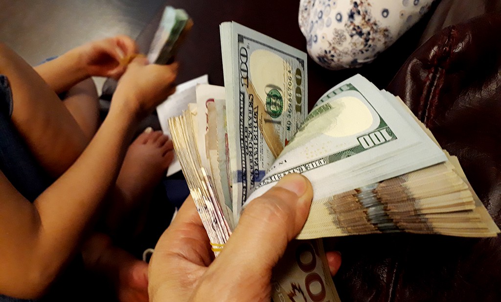 Tiệm vàng đổi 100 USD bị khám xét, thu giữ kim cương vàng bạc - Ảnh 5. Tiệm vàng đổi 100 USD bị khám xét, thu giữ kim cương vàng bạc - Ảnh 5.