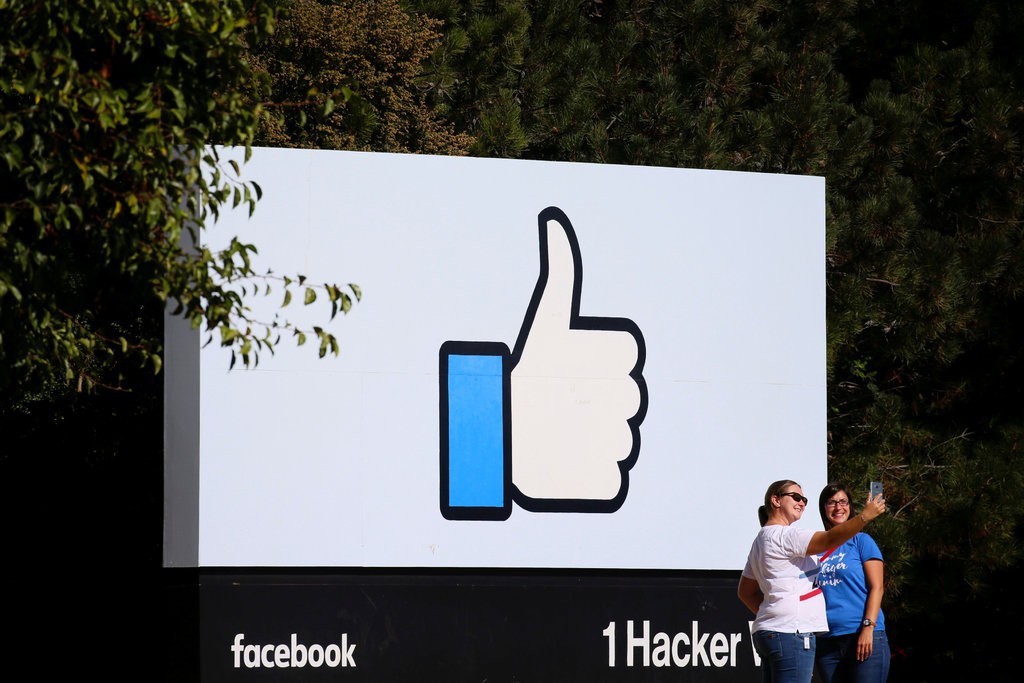 Facebook sẽ giảm lệ thuộc bảng tin, tăng đầu tư chat và video - Ảnh 1. Facebook sẽ giảm lệ thuộc bảng tin, tăng đầu tư chat và video - Ảnh 1.
