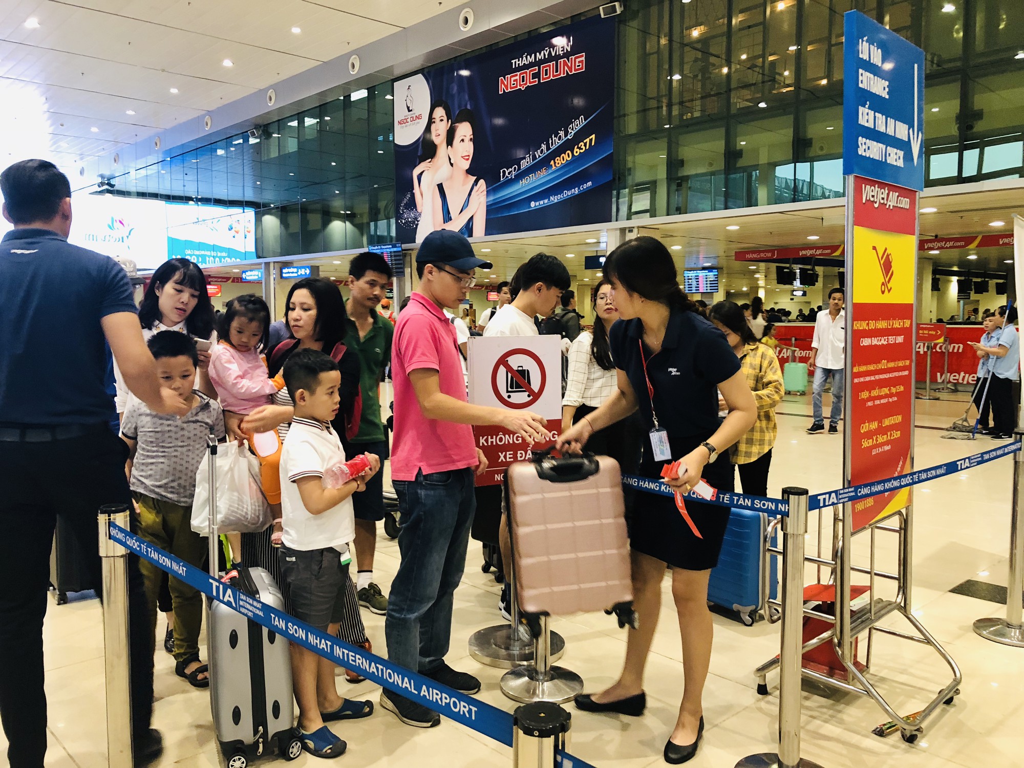 Đi Jetstar, Vietjet, xách tay quá 7kg phải đóng phí 500.000 - 550.000 đồng - Ảnh 1.