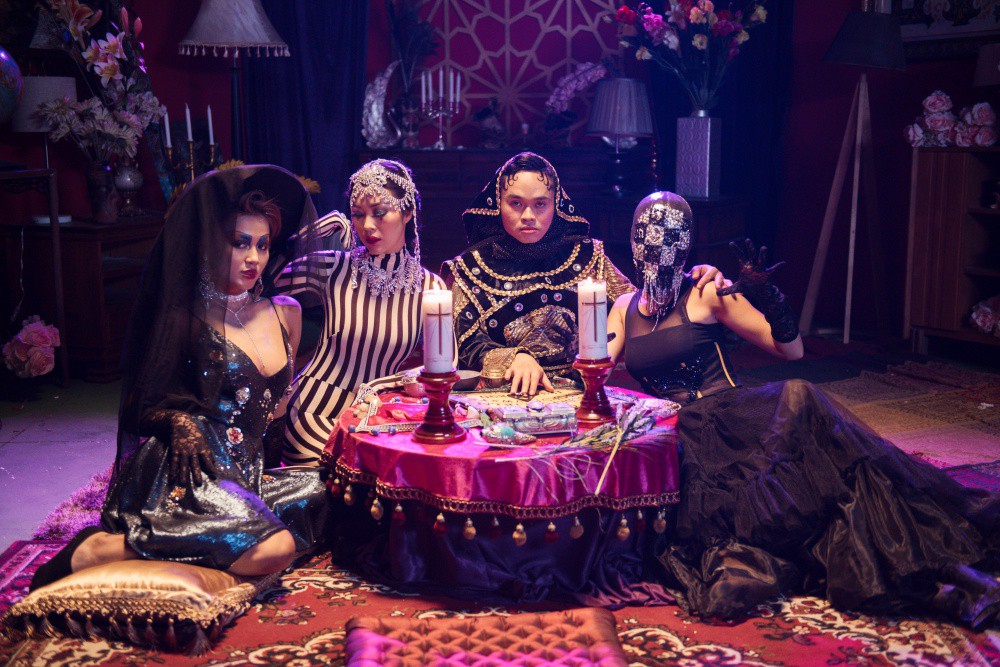 Bích Phương hóa người đẹp Ba Tư trong MV Chị ngả em nâng - Ảnh 3. Bích Phương hóa người đẹp Ba Tư trong MV Chị ngả em nâng - Ảnh 3.