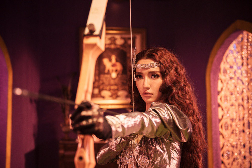 Bích Phương hóa người đẹp Ba Tư trong MV Chị ngả em nâng - Ảnh 4. Bích Phương hóa người đẹp Ba Tư trong MV Chị ngả em nâng - Ảnh 4.