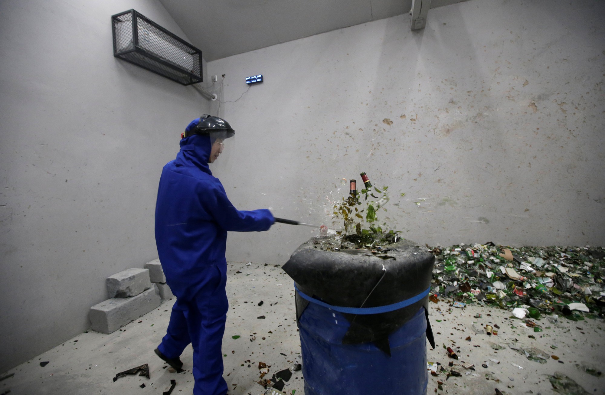 Quẫy trong Phòng trút giận ở Bắc Kinh - Ảnh 8. Quẫy trong Phòng trút giận ở Bắc Kinh - Ảnh 8.