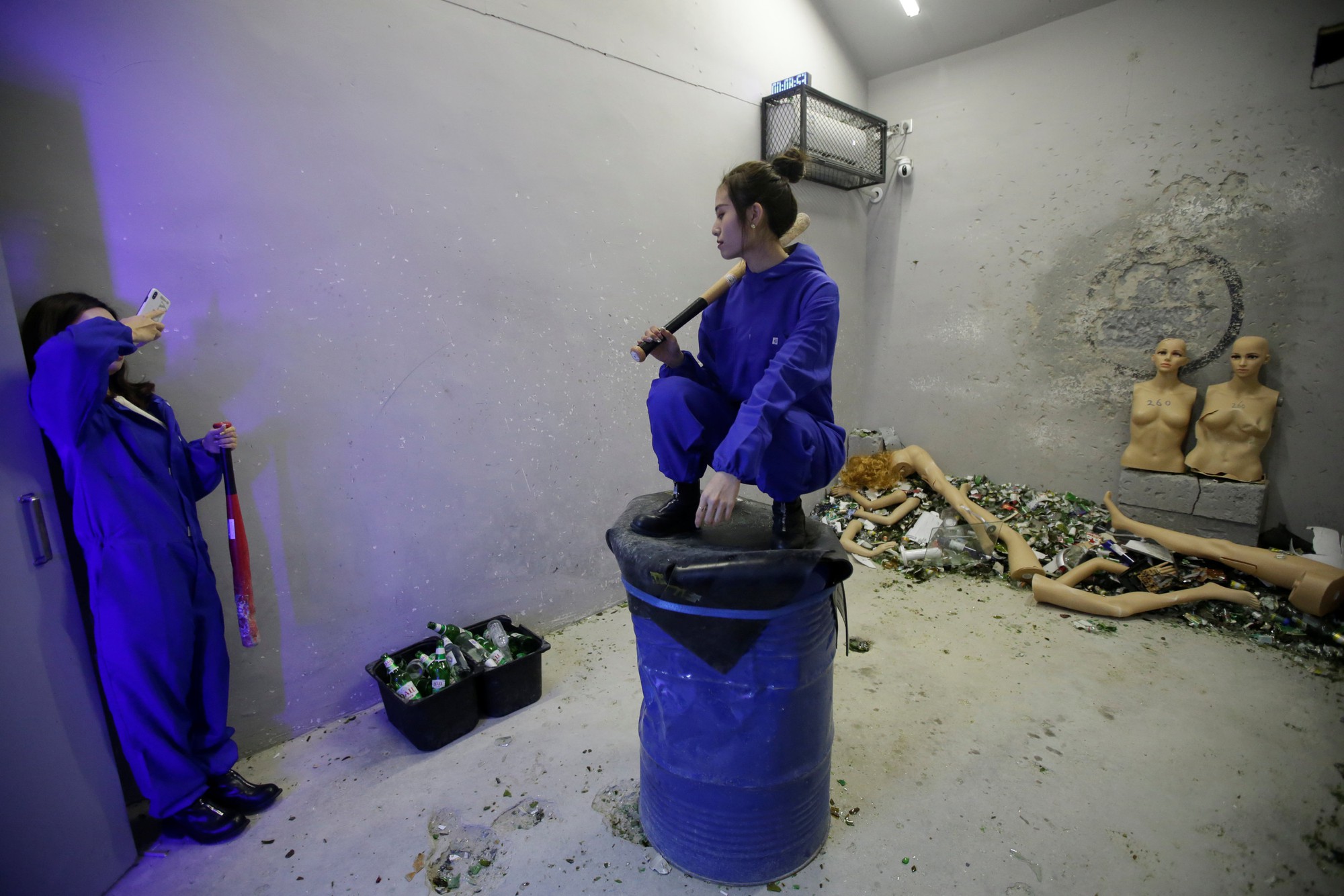 Quẫy trong Phòng trút giận ở Bắc Kinh - Ảnh 10. Quẫy trong Phòng trút giận ở Bắc Kinh - Ảnh 10.