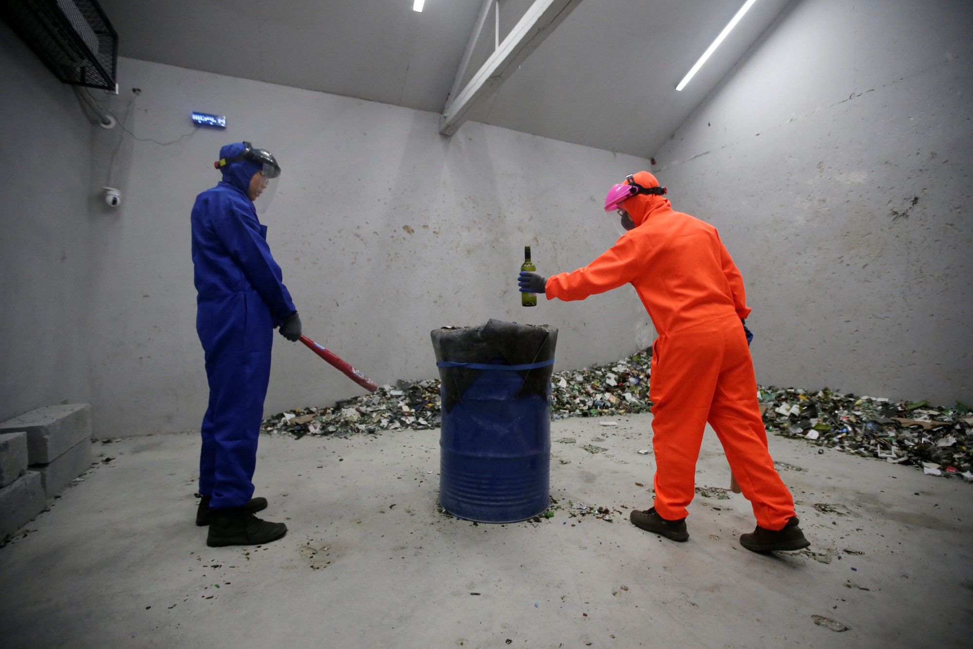 Quẫy trong Phòng trút giận ở Bắc Kinh - Ảnh 5. Quẫy trong Phòng trút giận ở Bắc Kinh - Ảnh 5.