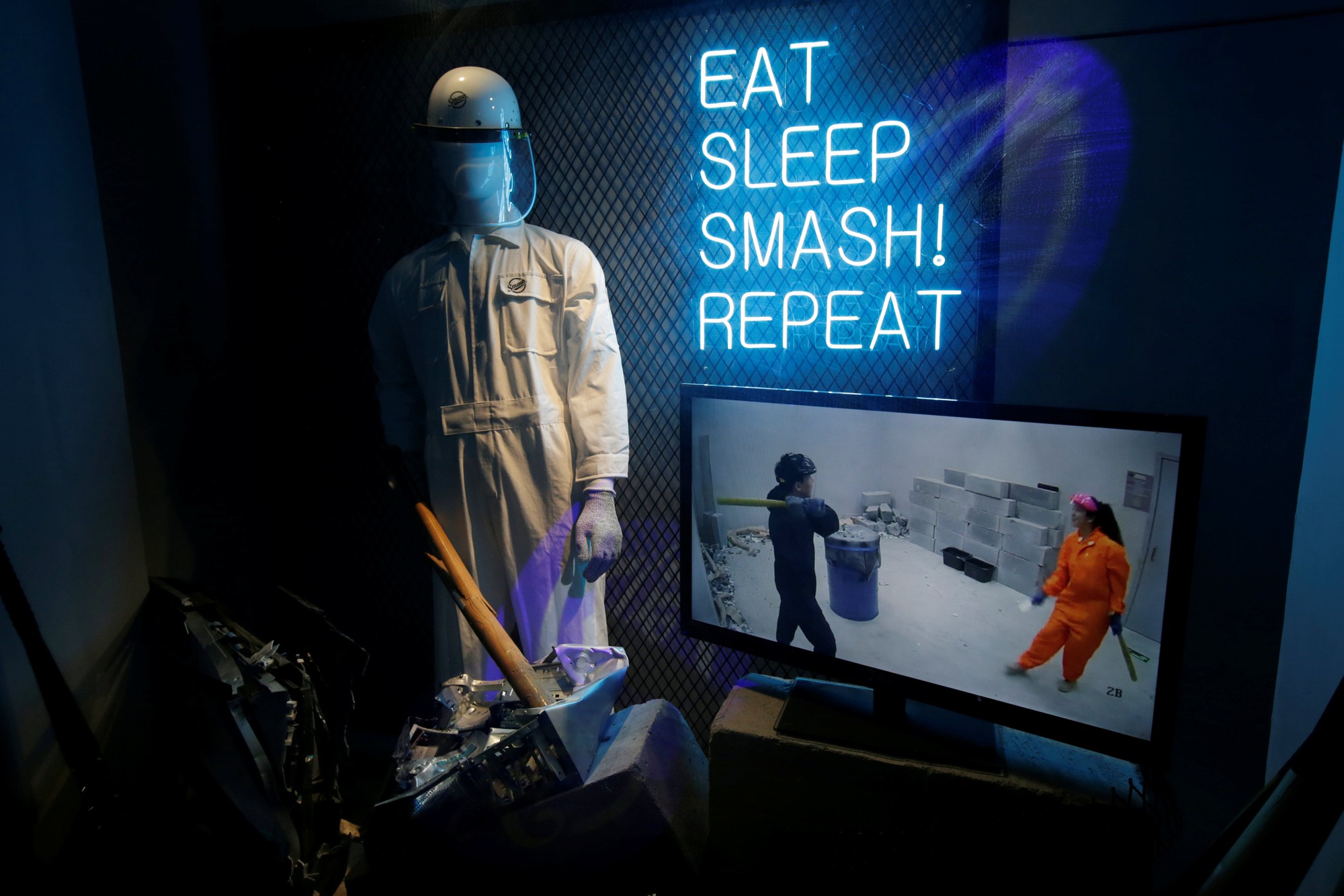 Quẫy trong Phòng trút giận ở Bắc Kinh - Ảnh 2. Quẫy trong Phòng trút giận ở Bắc Kinh - Ảnh 2.