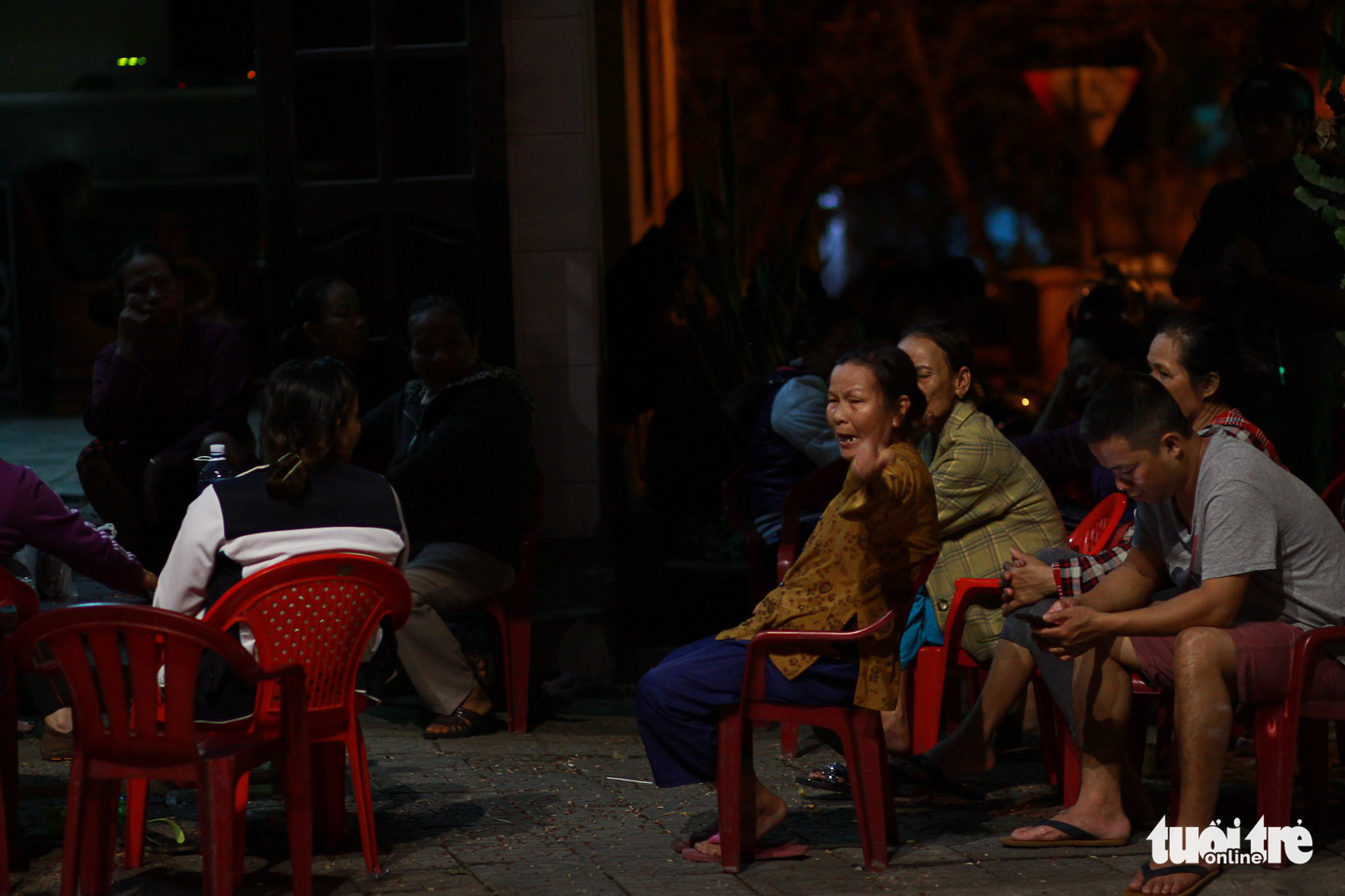 Dân ven bãi rác Khánh Sơn thức đêm chờ lãnh đạo thành phố Đà Nẵng - Ảnh 2.