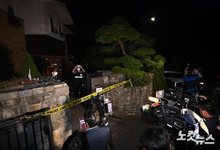 Sulli chết do treo cổ tự tử, người hâm mộ Hàn Quốc không tin nổi sự thật - Ảnh 1. Sulli chết do treo cổ tự tử, người hâm mộ Hàn Quốc không tin nổi sự thật - Ảnh 1.