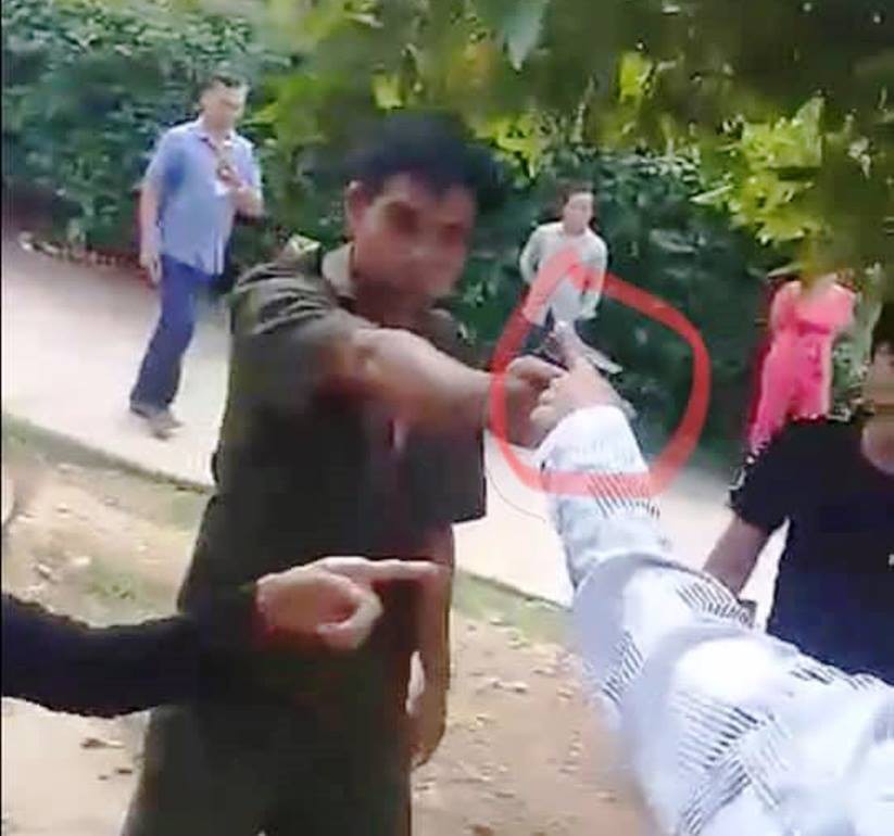 Vụ phó công an xã chĩa súng vào dân: Chỉ là súng bắn đạn hơi cay - Ảnh 1. Vụ phó công an xã chĩa súng vào dân: Chỉ là súng bắn đạn hơi cay - Ảnh 1.