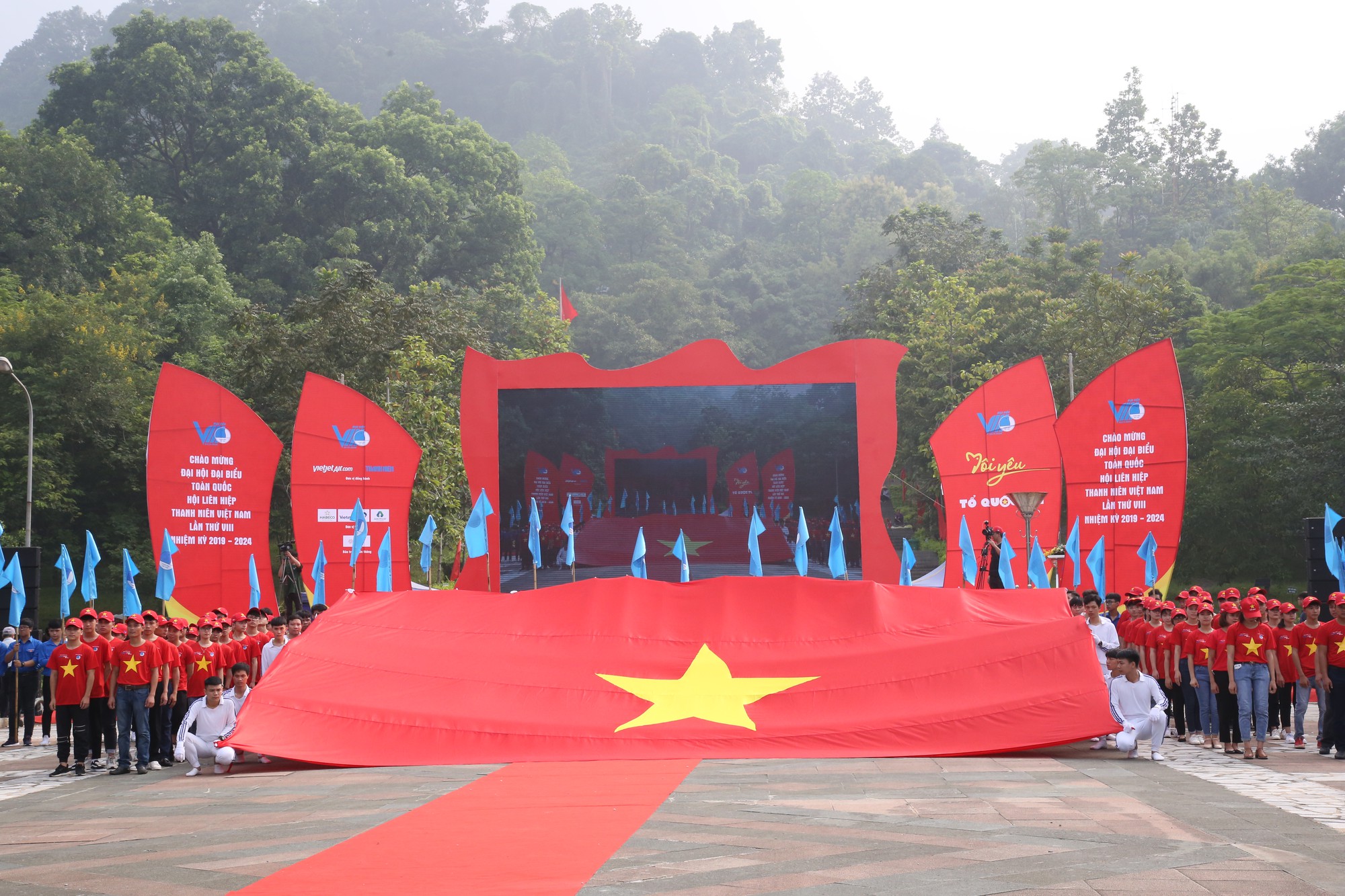 1.000 bạn trẻ xếp hình dải đất hình chữ S khởi động hành trình Tôi yêu Tổ quốc tôi - Ảnh 1. 1.000 bạn trẻ xếp hình dải đất hình chữ S khởi động hành trình Tôi yêu Tổ quốc tôi - Ảnh 1.