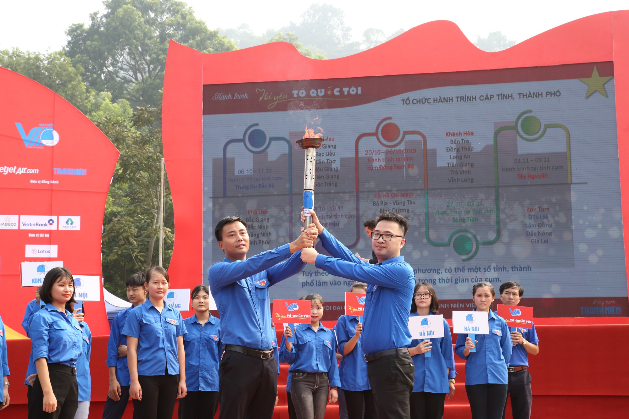 1.000 bạn trẻ xếp hình dải đất hình chữ S khởi động hành trình Tôi yêu Tổ quốc tôi - Ảnh 5. 1.000 bạn trẻ xếp hình dải đất hình chữ S khởi động hành trình Tôi yêu Tổ quốc tôi - Ảnh 5.