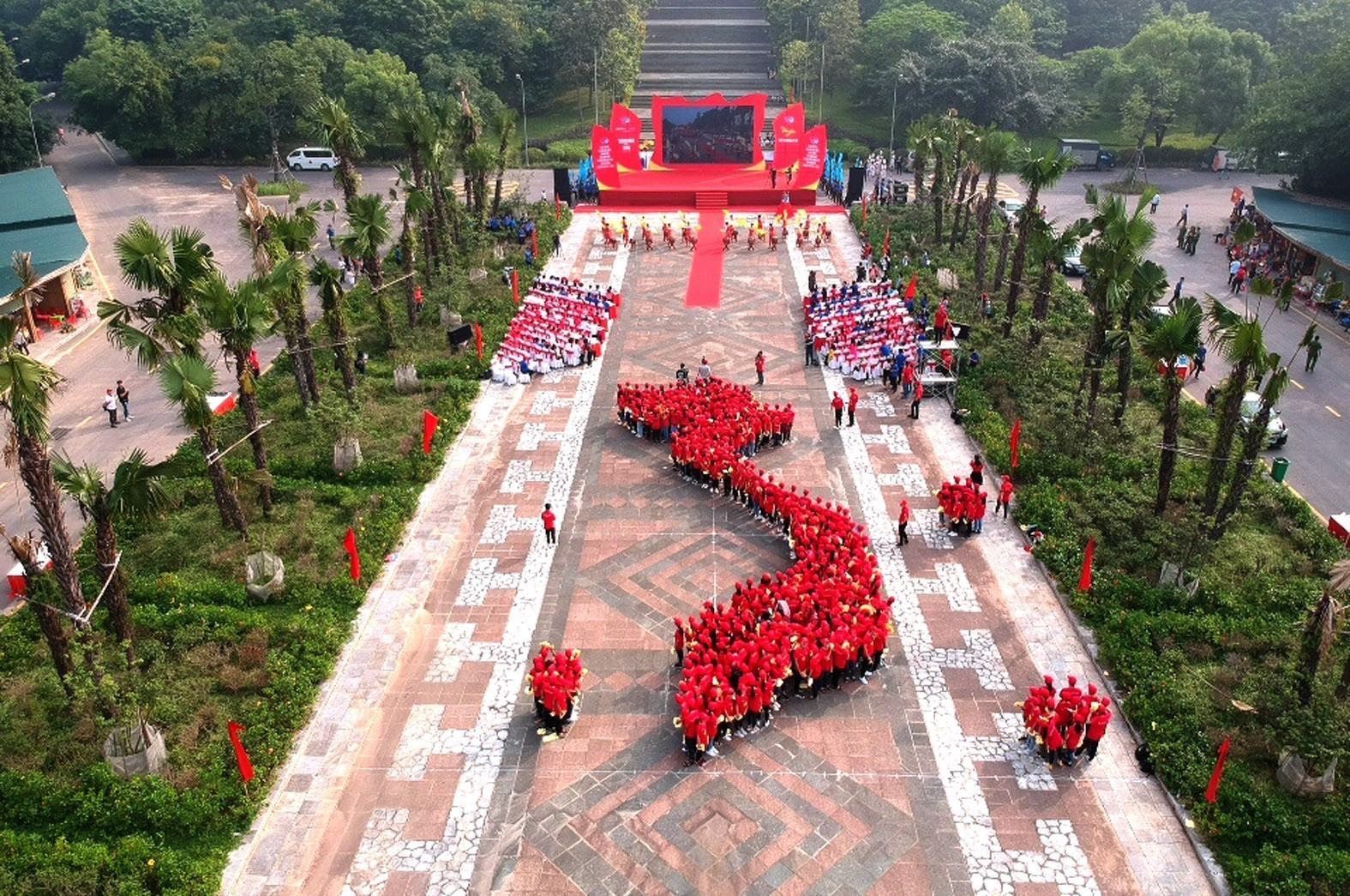 1.000 bạn trẻ xếp hình dải đất hình chữ S khởi động hành trình Tôi yêu Tổ quốc tôi - Ảnh 3. 1.000 bạn trẻ xếp hình dải đất hình chữ S khởi động hành trình Tôi yêu Tổ quốc tôi - Ảnh 3.