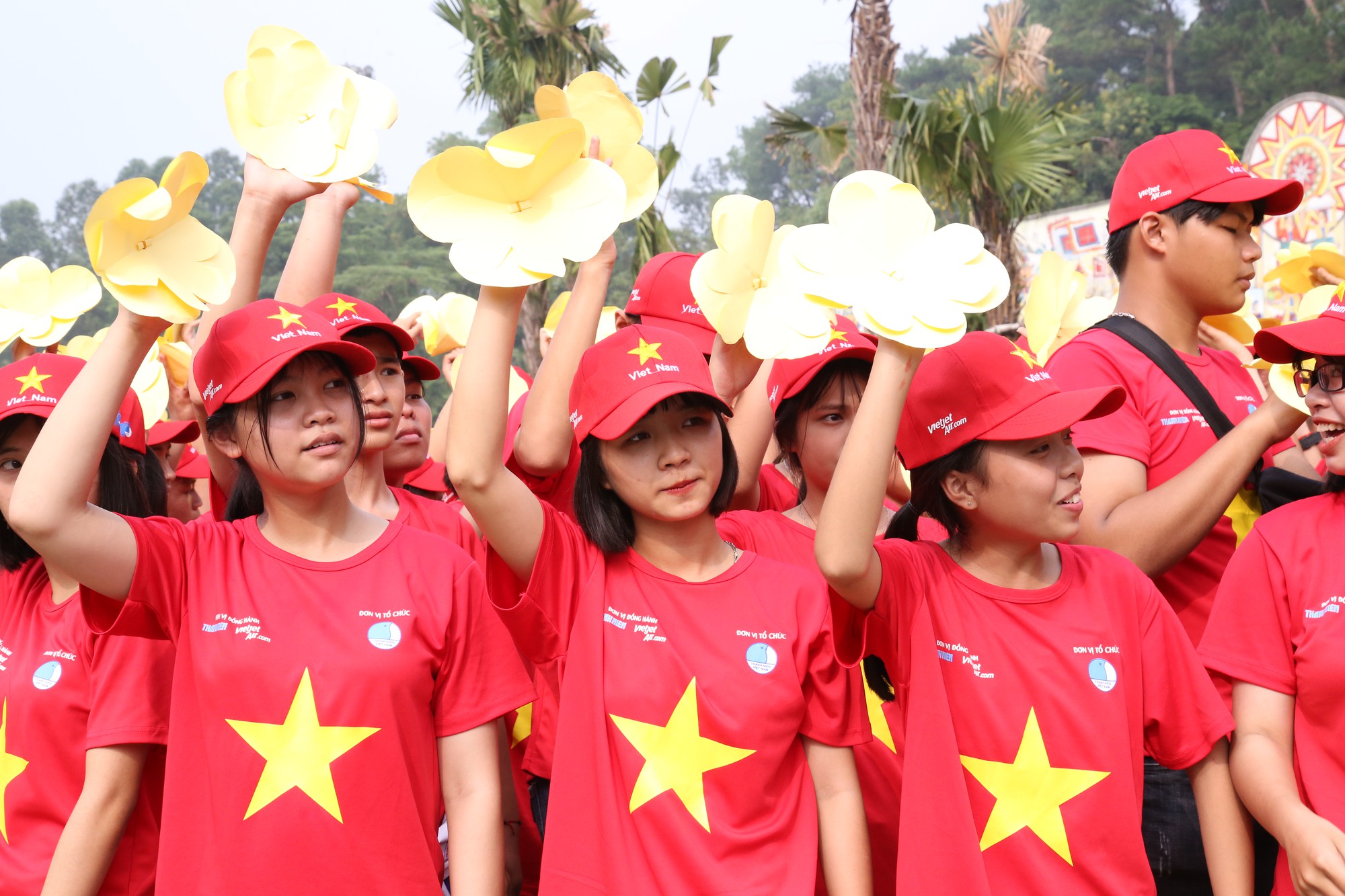 1.000 bạn trẻ xếp hình dải đất hình chữ S khởi động hành trình Tôi yêu Tổ quốc tôi - Ảnh 4. 1.000 bạn trẻ xếp hình dải đất hình chữ S khởi động hành trình Tôi yêu Tổ quốc tôi - Ảnh 4.