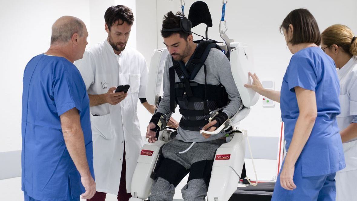 Bị liệt nửa người có thể bước đi trở lại nhờ hệ thống robot - Ảnh 1. Bị liệt nửa người có thể bước đi trở lại nhờ hệ thống robot - Ảnh 1.