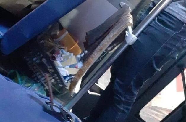 Tiếp viên xe buýt nhận vé tập của khách đã vo tròn, vứt vô sọt rác - Ảnh 1. Tiếp viên xe buýt nhận vé tập của khách đã vo tròn, vứt vô sọt rác - Ảnh 1.