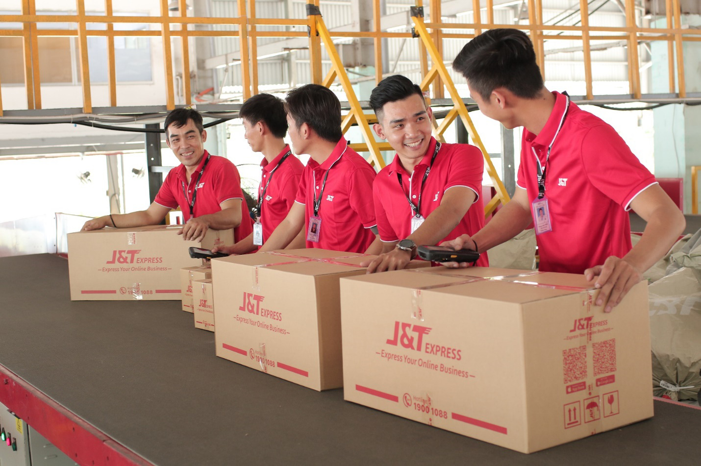 J&T Express đã phủ sóng 63 tỉnh thành Việt Nam - Ảnh 3. J&T Express đã phủ sóng 63 tỉnh thành Việt Nam - Ảnh 3.