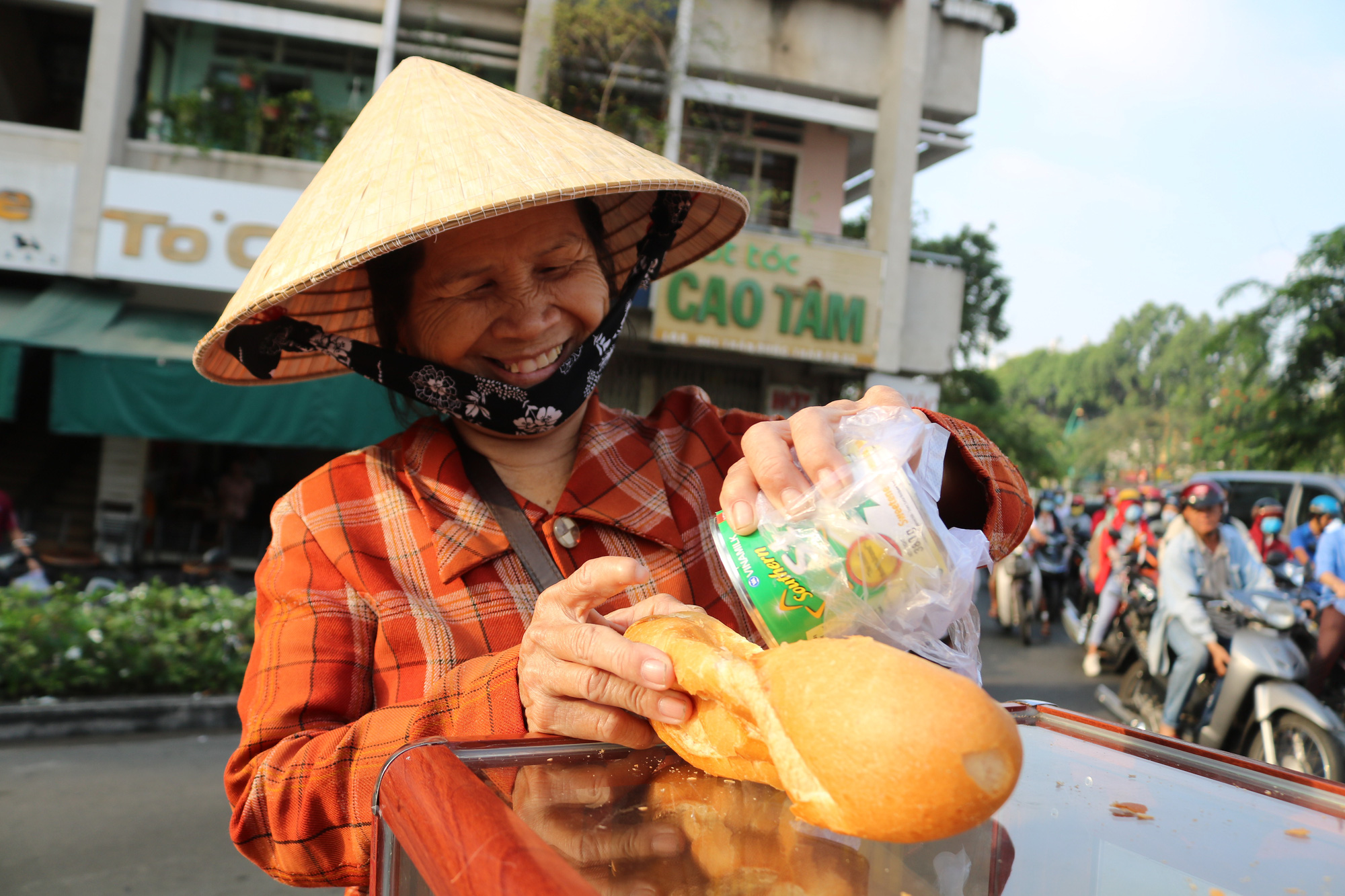 Tủ bánh mì miễn phí trên vỉa hè Sài Gòn của cô sinh viên trường kinh tế - Ảnh 6. Tủ bánh mì miễn phí trên vỉa hè Sài Gòn của cô sinh viên trường kinh tế - Ảnh 6.