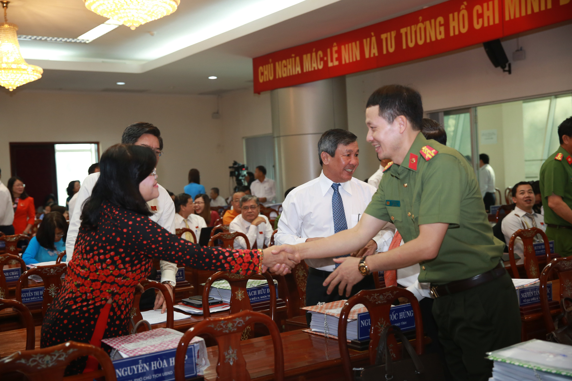 Tân giám đốc công an hỏi có bảo kê xe không, đội trưởng đáp: Chỉ xin vì mối quan hệ! - Ảnh 1. Tân giám đốc công an hỏi có bảo kê xe không, đội trưởng đáp: Chỉ xin vì mối quan hệ! - Ảnh 1.