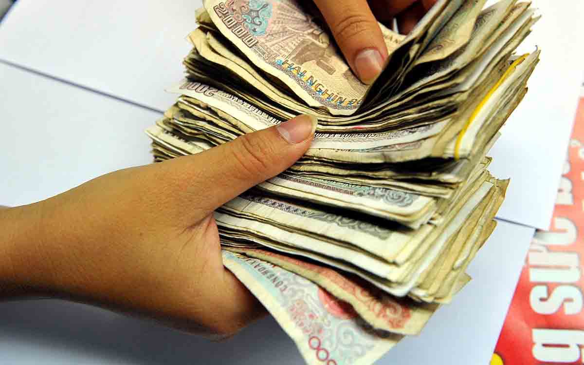 Tiền mệnh giá 200 đồng, 500 đồng, đến chị hàng rong cũng... chê - Ảnh 1. Tiền mệnh giá 200 đồng, 500 đồng, đến chị hàng rong cũng... chê - Ảnh 1.