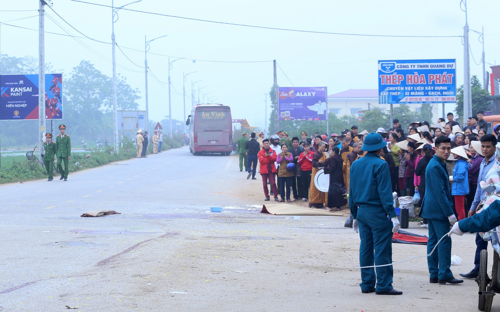 Thương tâm xe đưa tang anh trai tụ dốc đè chết em trai - Ảnh 1.