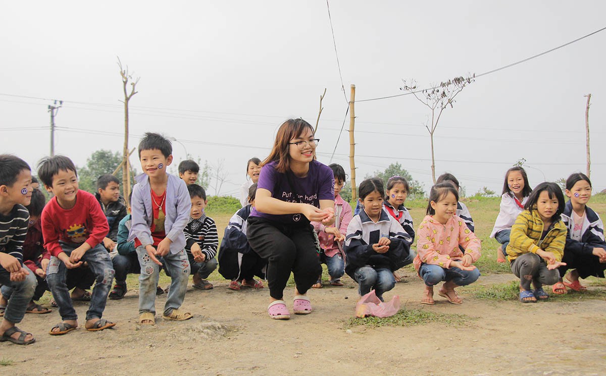 Bạn trẻ lên vùng cao dạy tiếng Anh, giúp bà con làm du lịch - Ảnh 1. Bạn trẻ lên vùng cao dạy tiếng Anh, giúp bà con làm du lịch - Ảnh 1.