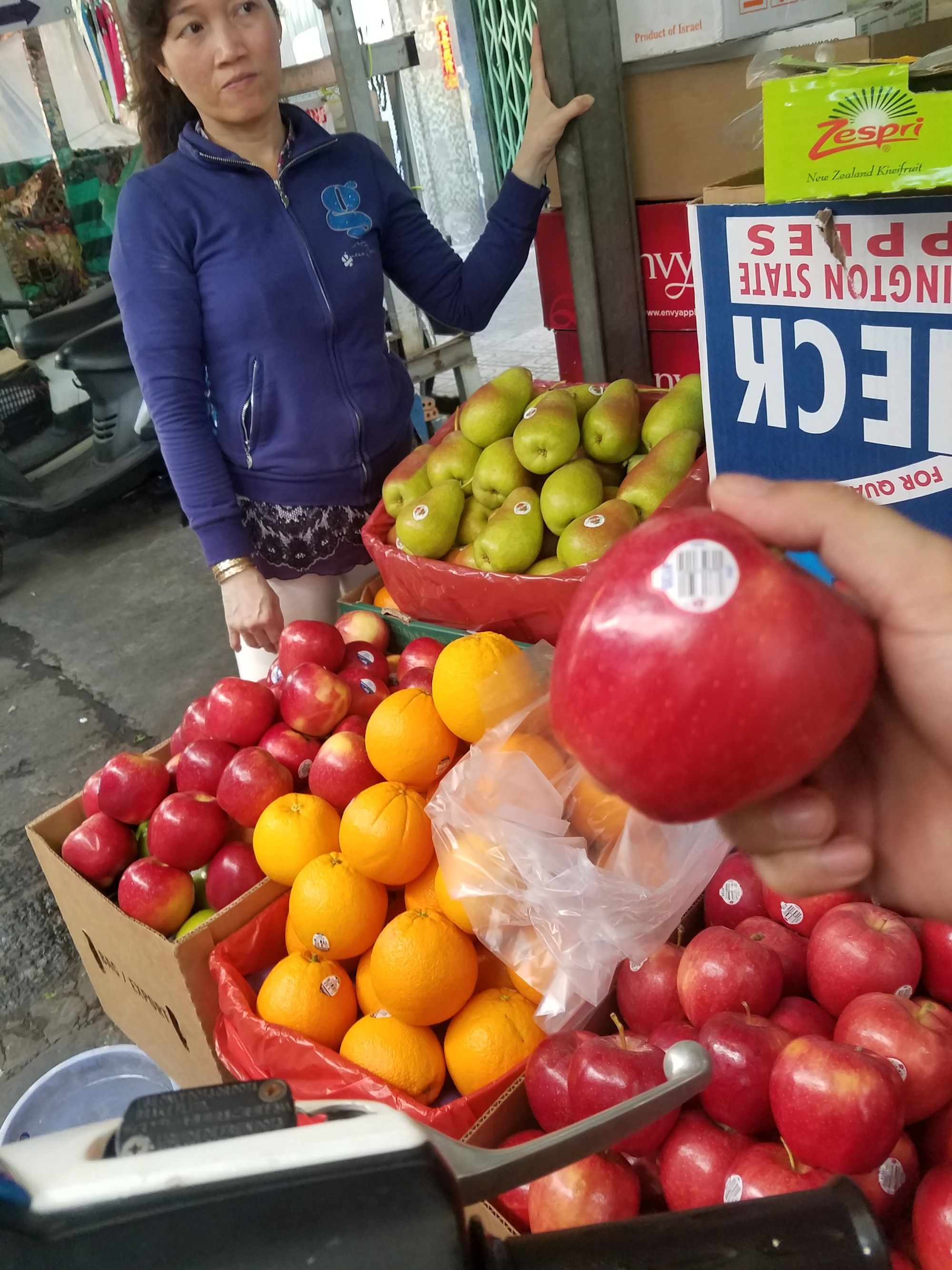 Kiểm tra trái cây nhập qua mã số trên tem nhãn - Ảnh 2. Kiểm tra trái cây nhập qua mã số trên tem nhãn - Ảnh 2.