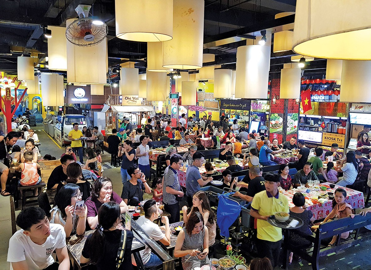 Chợ dưới lòng đất công viên 23-9 vẫn hoạt động - Ảnh 1. Chợ dưới lòng đất công viên 23-9 vẫn hoạt động - Ảnh 1.