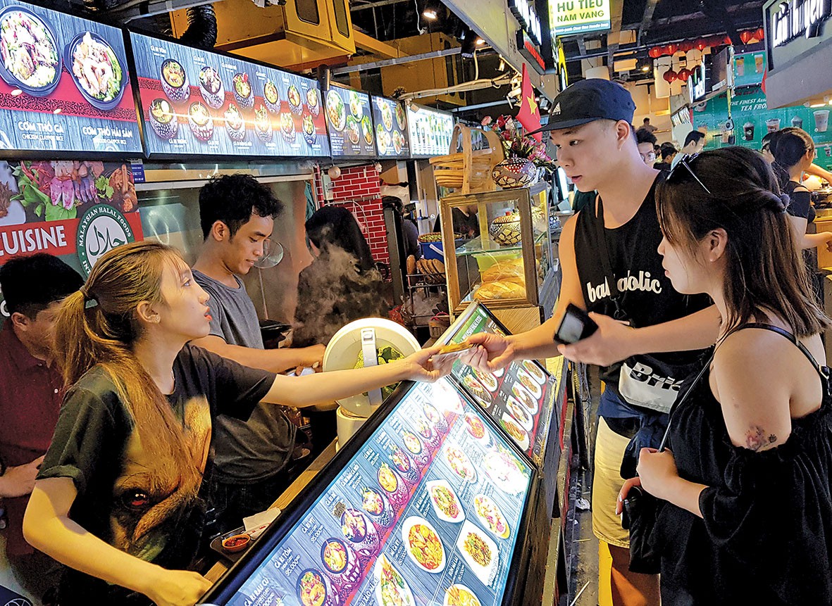 Chợ dưới lòng đất công viên 23-9 vẫn hoạt động - Ảnh 3. Chợ dưới lòng đất công viên 23-9 vẫn hoạt động - Ảnh 3.