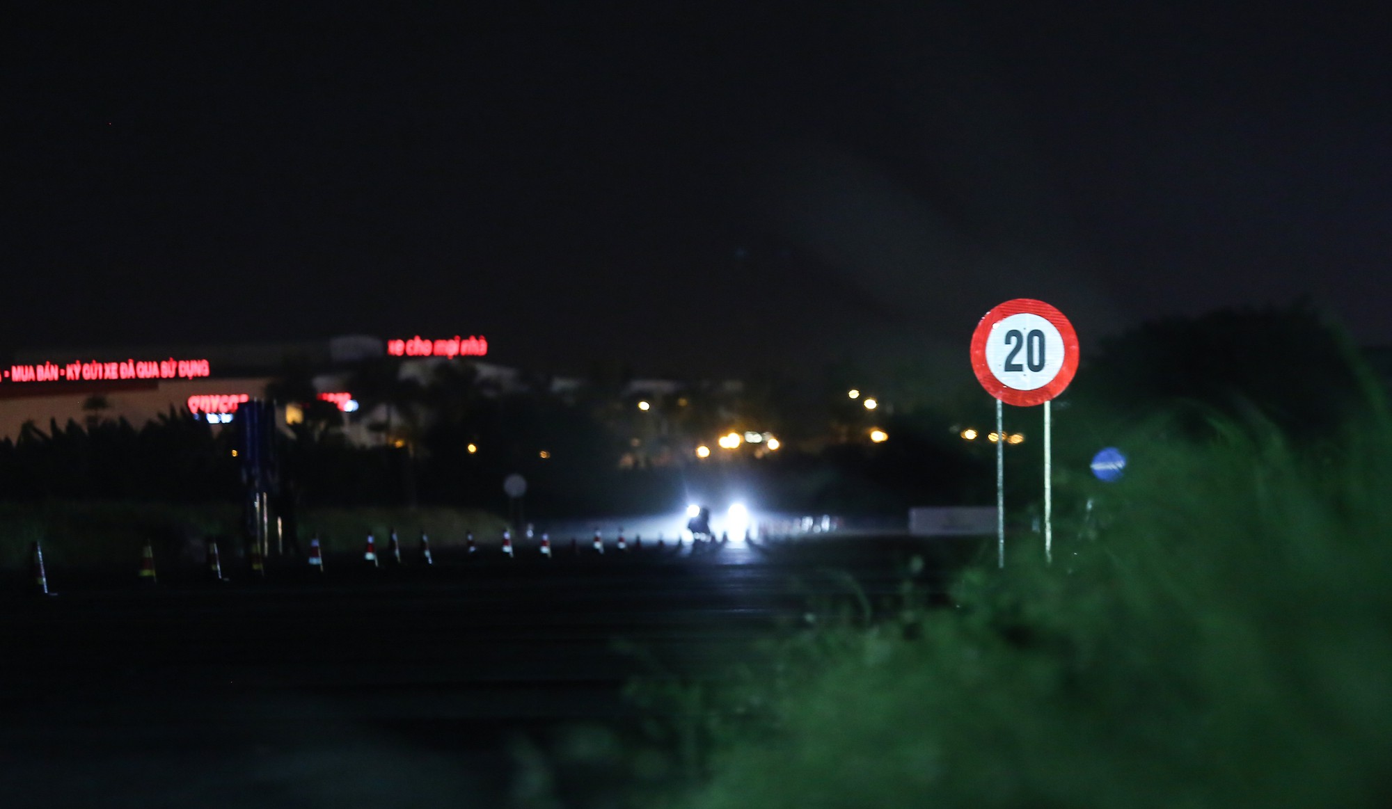 Đèn cos-pha đúng không chỉ để an toàn mà còn là văn hóa - Ảnh 1. Đèn cos-pha đúng không chỉ để an toàn mà còn là văn hóa - Ảnh 1.