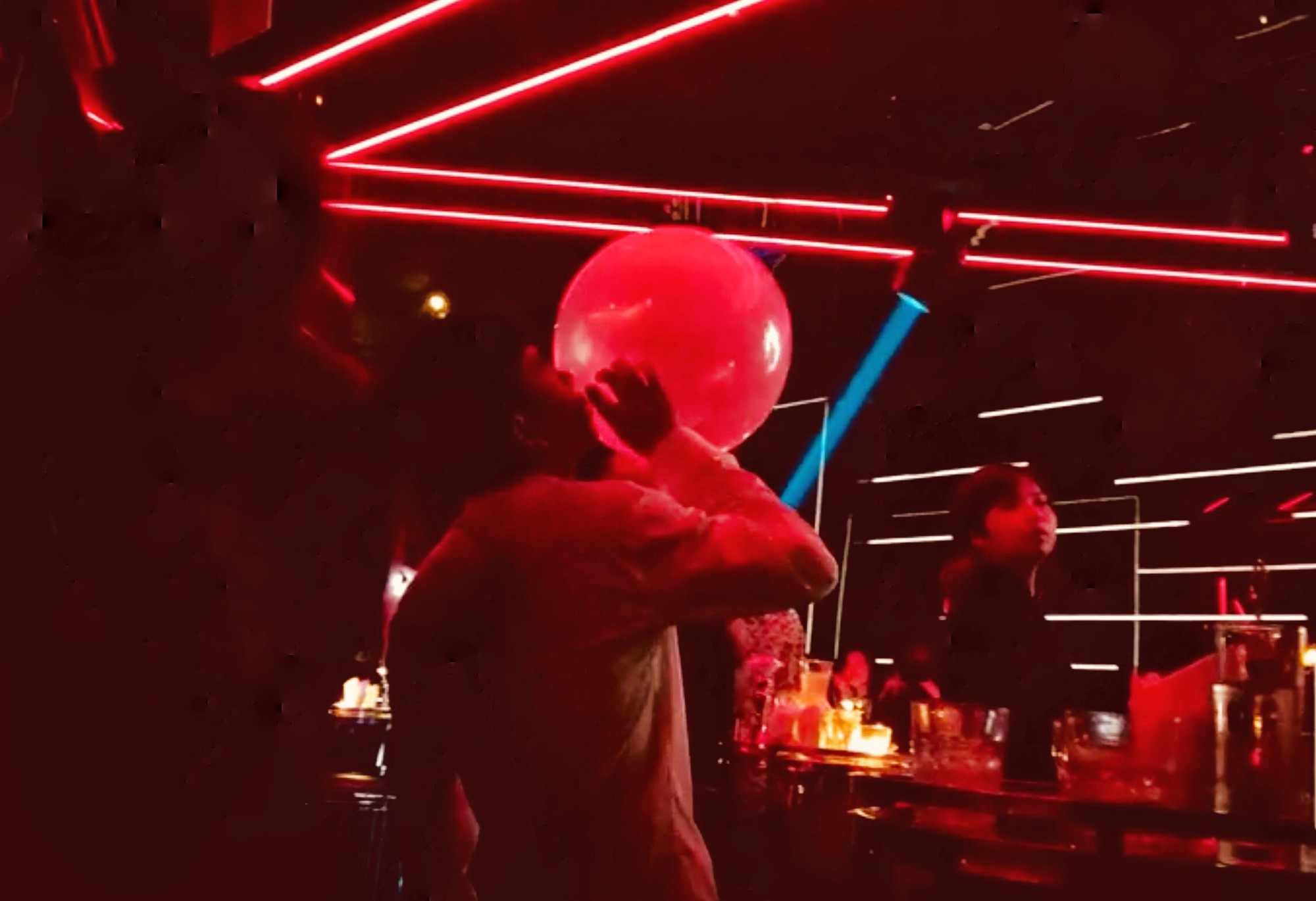 Bóng cười độc hại, sao chỉ cấm ở Hà Nội? - Ảnh 1. Bóng cười độc hại, sao chỉ cấm ở Hà Nội? - Ảnh 1.