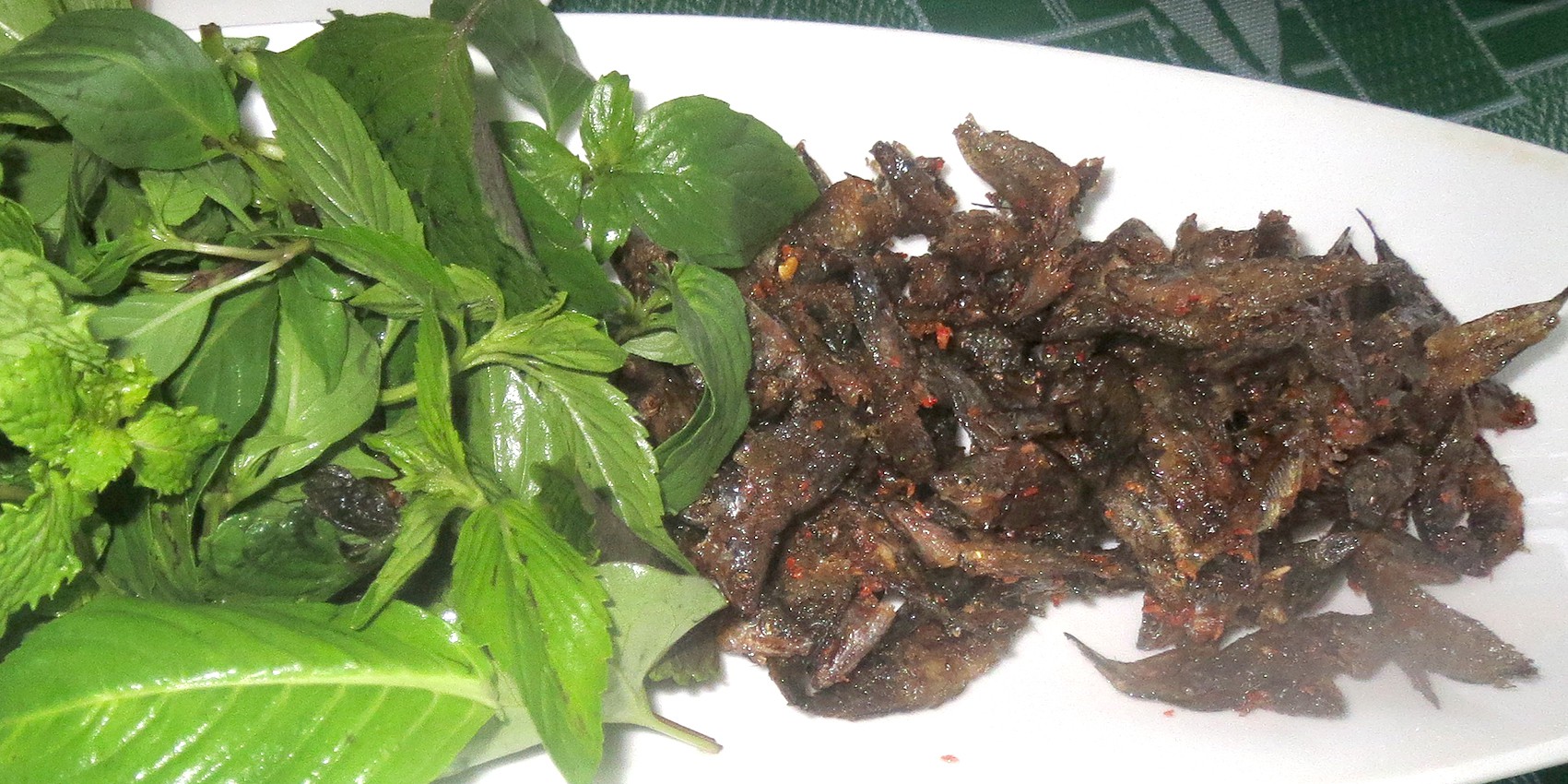 Gắp con cá bã trầu chiên muối ớt rồi chấm mắm chua cay, ngon hết ý kiến - Ảnh 1. Gắp con cá bã trầu chiên muối ớt rồi chấm mắm chua cay, ngon hết ý kiến - Ảnh 1.