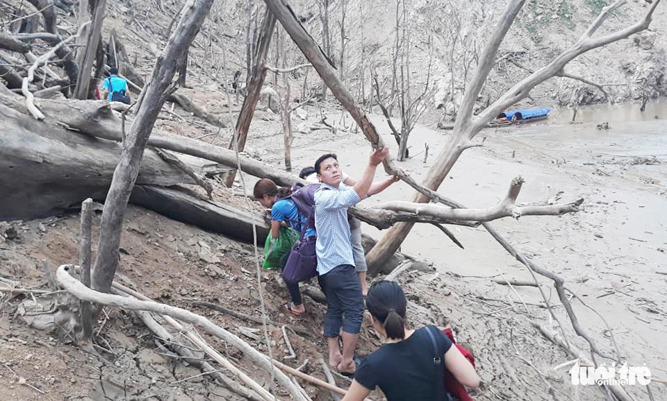 Lòng hồ thủy điện Bản Vẽ cạn trơ, trông như ở hành tinh khác - Ảnh 12.