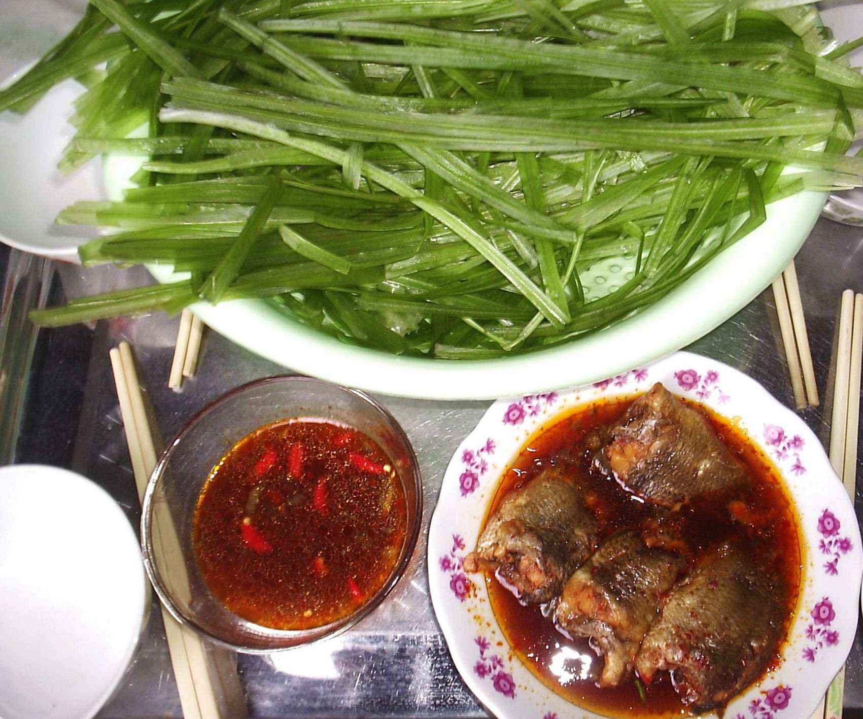 Hẹ nước ăn cùng mắm sặc, món ngon chỉ miền Tây mới có - Ảnh 1. Hẹ nước ăn cùng mắm sặc, món ngon chỉ miền Tây mới có - Ảnh 1.