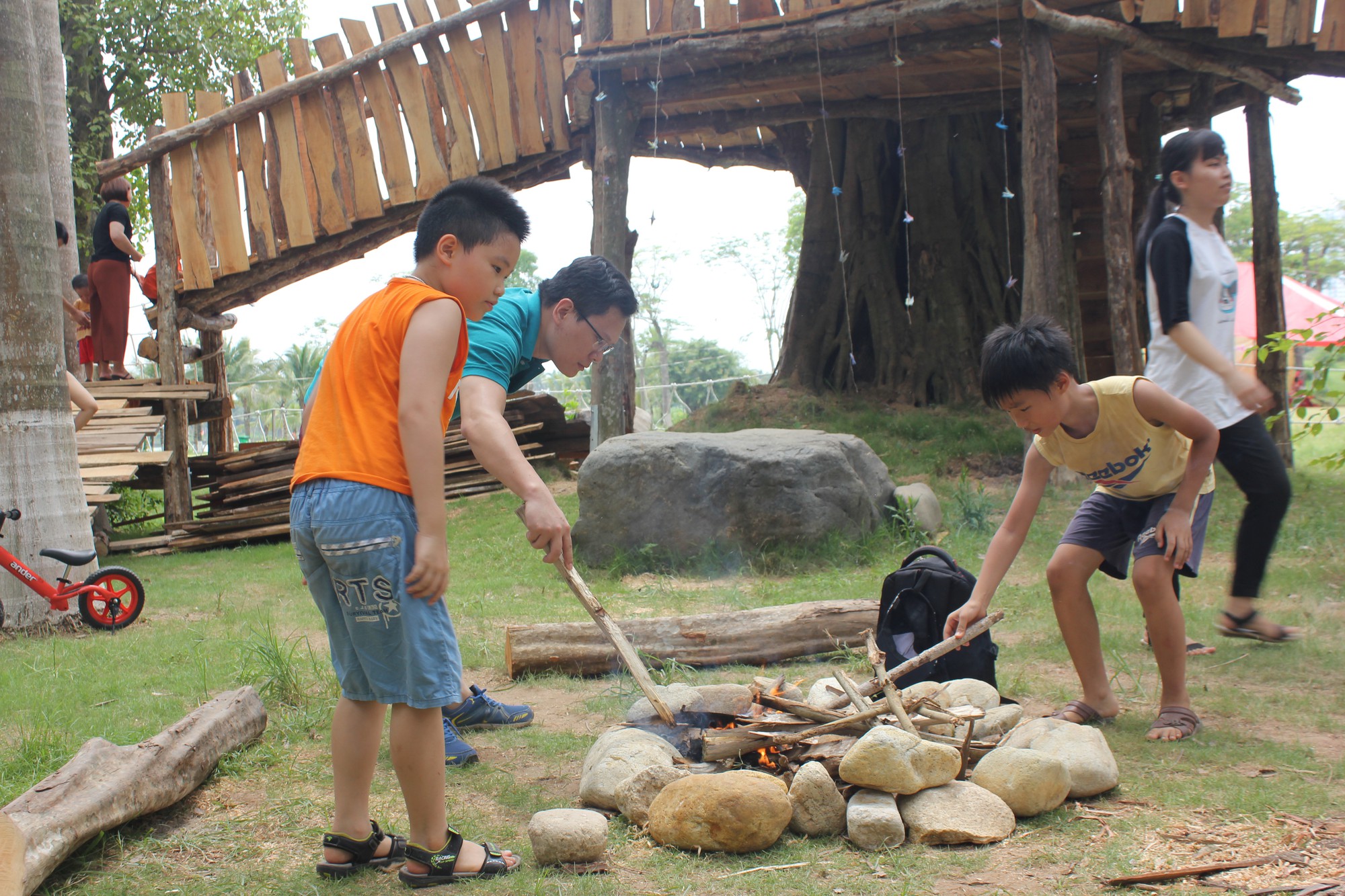 Khi trẻ được tự tay đóng đinh, cưa gỗ, đốt lửa - Ảnh 1.