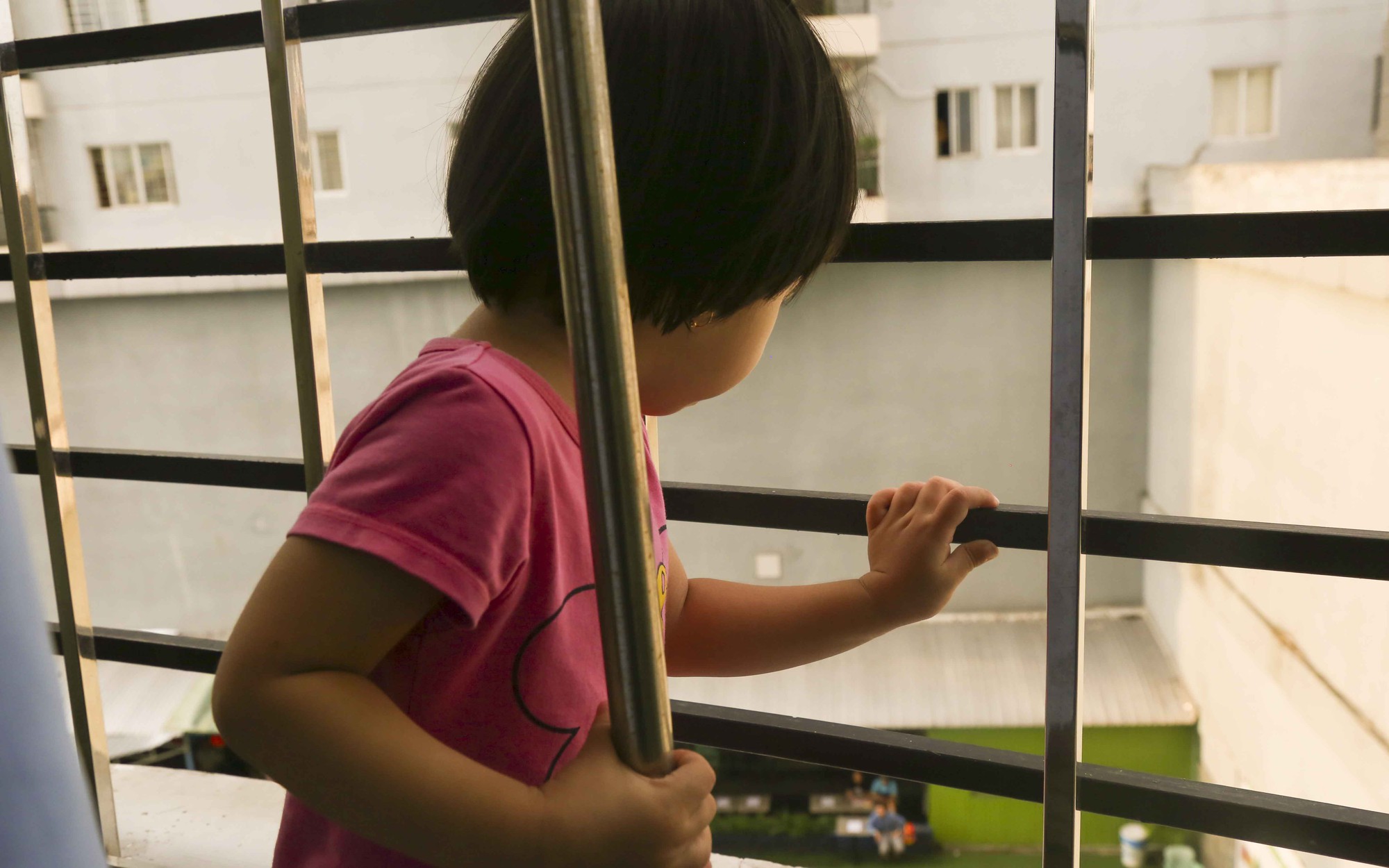 Sống chung cư có con nhỏ, đừng xem thường cửa sổ và bancông! - Ảnh 1. Sống chung cư có con nhỏ, đừng xem thường cửa sổ và bancông! - Ảnh 1.