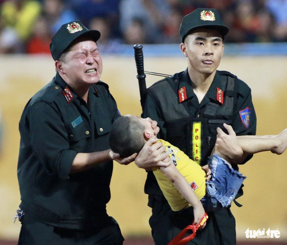 Người đang co giật, nuốt lưỡi nên sơ cứu cách nào? - Ảnh 1.