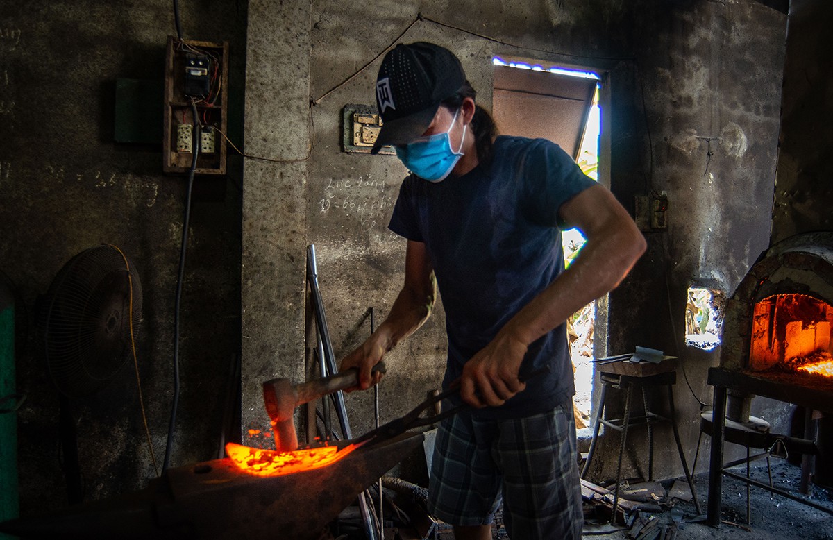 Lửa nghề truyền mãi ngàn sau - Kỳ 5: Chàng thợ rèn lãng tử - Ảnh 3. Lửa nghề truyền mãi ngàn sau - Kỳ 5: Chàng thợ rèn lãng tử - Ảnh 3.