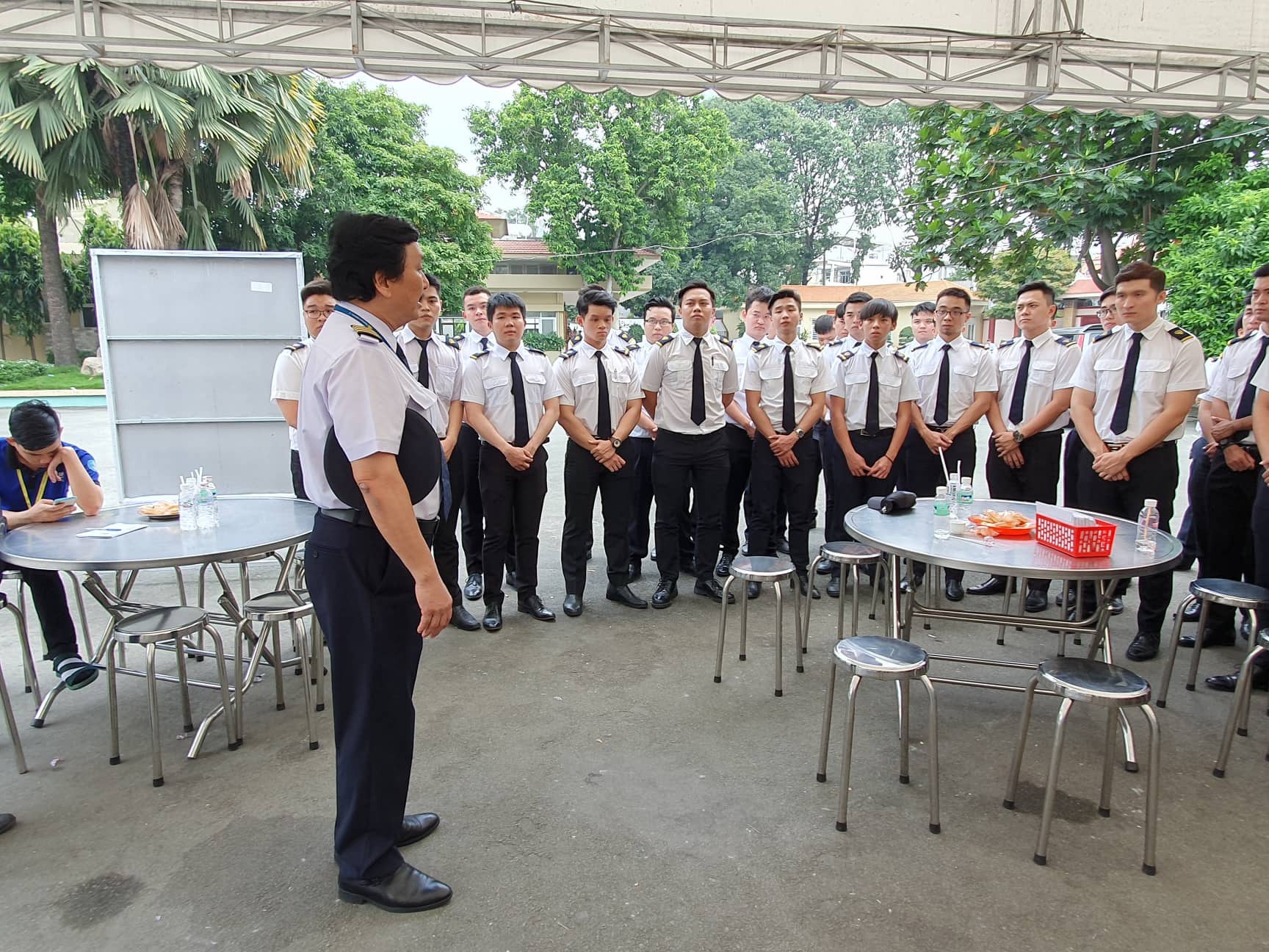 Đồng đội tiễn đưa người anh hùng đến kẻ thù còn phải thương mến - Ảnh 2. Đồng đội tiễn đưa người anh hùng đến kẻ thù còn phải thương mến - Ảnh 2.