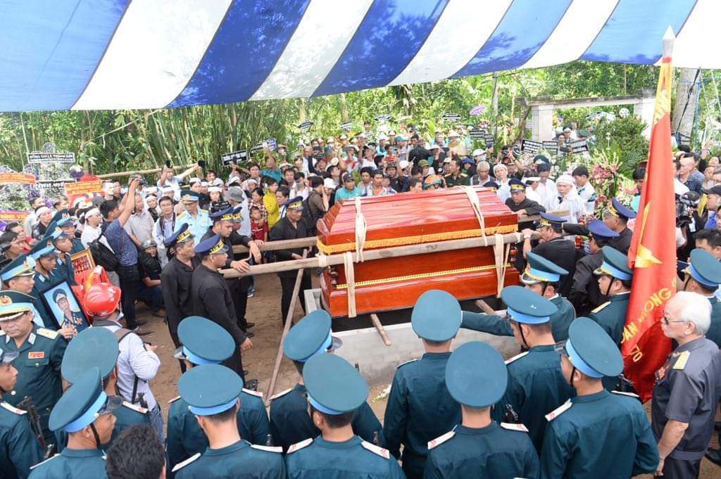 Tiễn biệt Anh hùng phi công Nguyễn Văn Bảy an nghỉ trong lòng đất mẹ - Ảnh 5.
