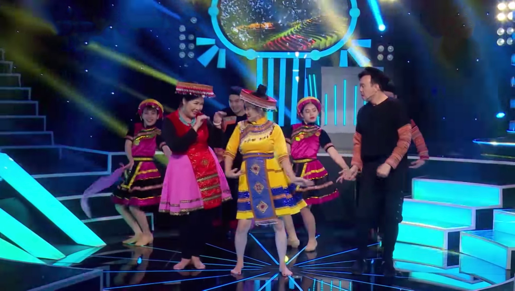 Dân mạng phát sốt với cover Để mị nói cho mà nghe của Hồng Vân, Hồng Đào, Chí Tài - Ảnh 1. Dân mạng phát sốt với cover Để mị nói cho mà nghe của Hồng Vân, Hồng Đào, Chí Tài - Ảnh 1.