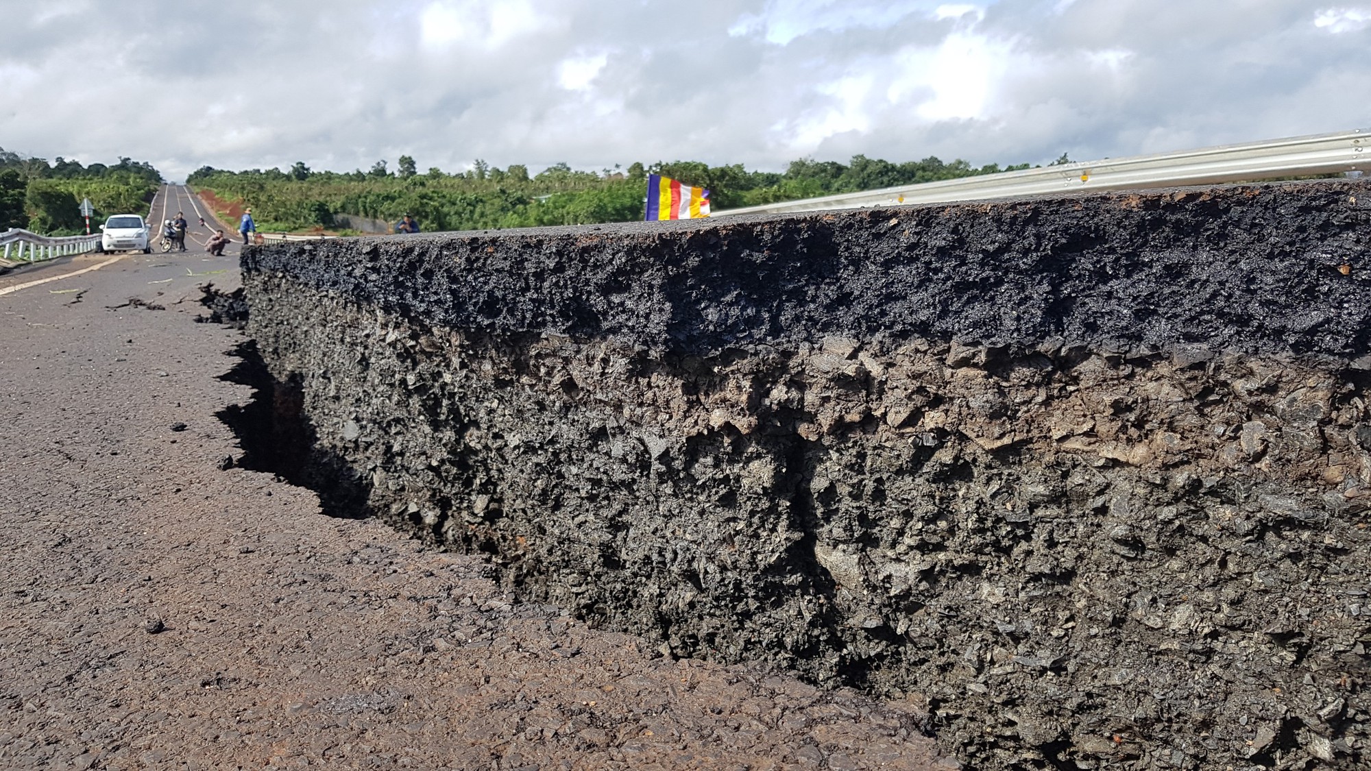 Đường 250 tỉ mới nghiệm thu đã nứt toác như bị động đất - Ảnh 1. Đường 250 tỉ mới nghiệm thu đã nứt toác như bị động đất - Ảnh 1.
