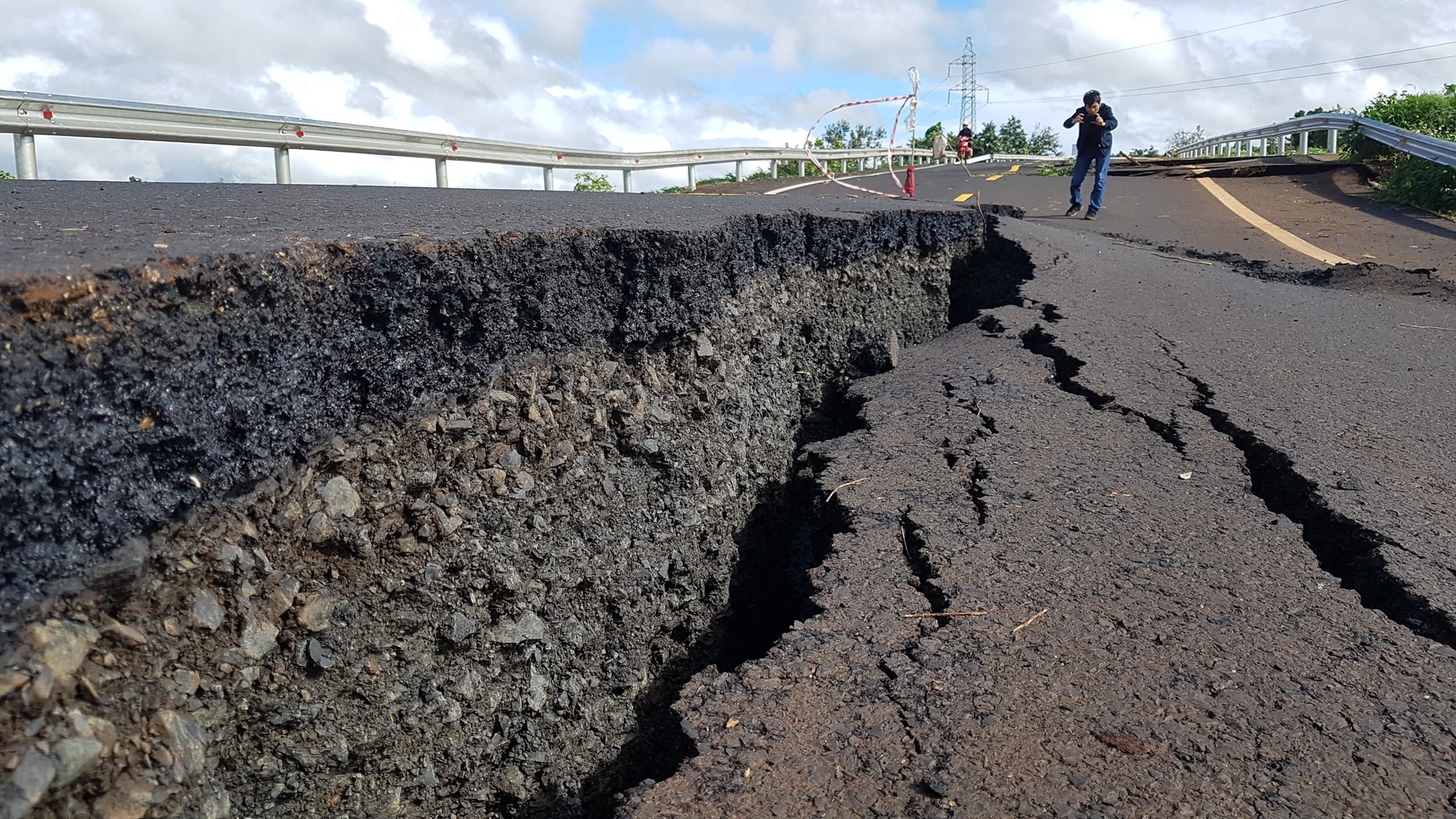 Đường 250 tỉ mới nghiệm thu đã nứt toác như bị động đất - Ảnh 3. Đường 250 tỉ mới nghiệm thu đã nứt toác như bị động đất - Ảnh 3.