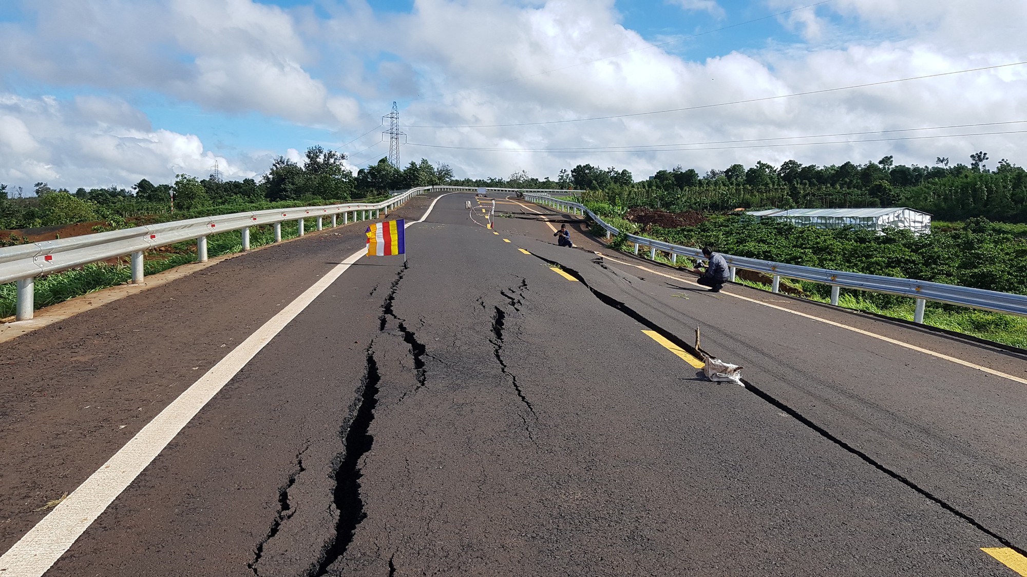 Đường 250 tỉ mới nghiệm thu đã nứt toác như bị động đất - Ảnh 4. Đường 250 tỉ mới nghiệm thu đã nứt toác như bị động đất - Ảnh 4.
