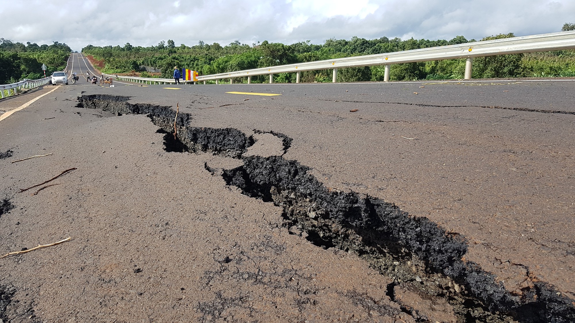 Đường 250 tỉ mới nghiệm thu đã nứt toác như bị động đất - Ảnh 5. Đường 250 tỉ mới nghiệm thu đã nứt toác như bị động đất - Ảnh 5.