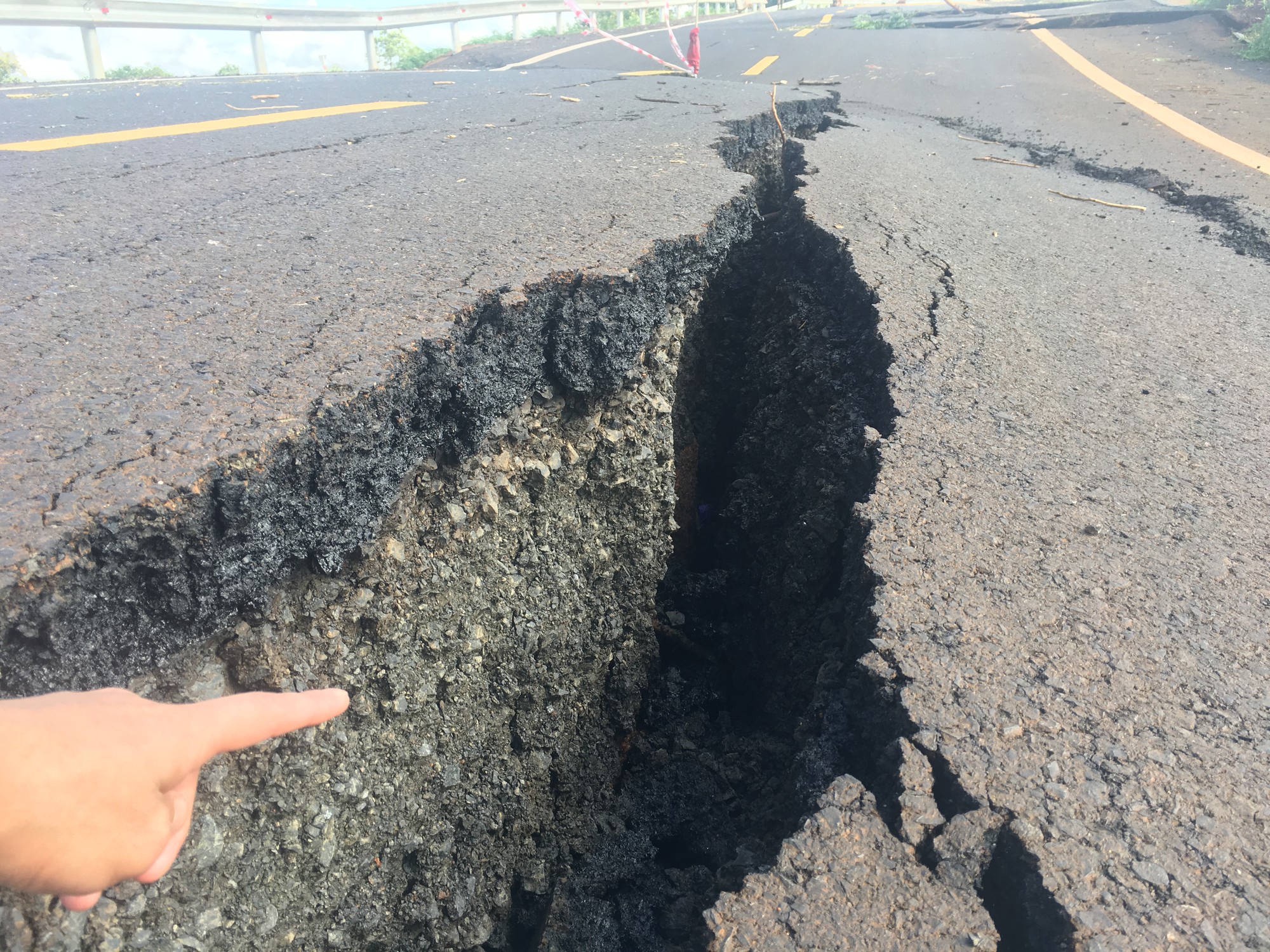 Đường 250 tỉ mới nghiệm thu đã nứt toác như bị động đất - Ảnh 6. Đường 250 tỉ mới nghiệm thu đã nứt toác như bị động đất - Ảnh 6.