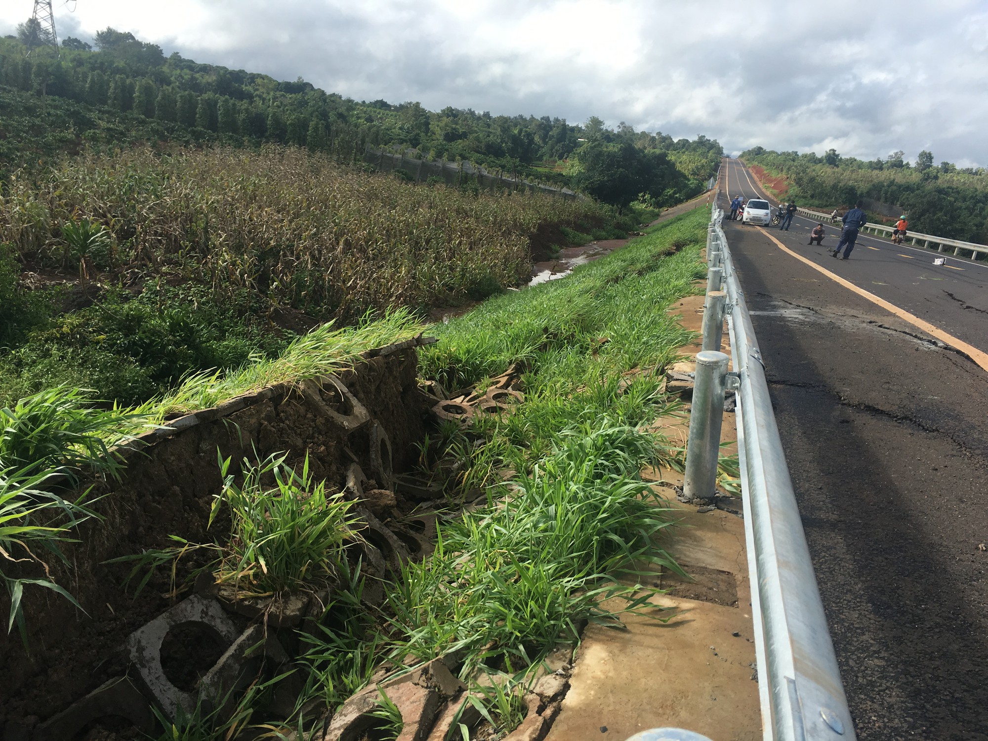 Đường 250 tỉ mới nghiệm thu đã nứt toác như bị động đất - Ảnh 7. Đường 250 tỉ mới nghiệm thu đã nứt toác như bị động đất - Ảnh 7.
