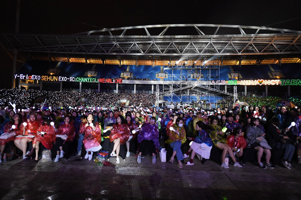 Đội mưa rét, trốn cha mẹ đi xem EXO-SC, Taemin, NCT 127... biểu diễn - Ảnh 11. Đội mưa rét, trốn cha mẹ đi xem EXO-SC, Taemin, NCT 127... biểu diễn - Ảnh 11.